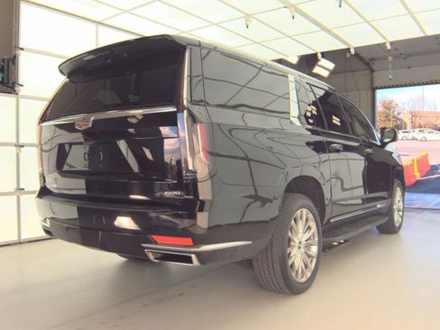 Used 2022 Cadillac Escalade ESV Premium Luxury image 3