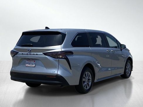 Used 2025 Toyota Sienna LE FWD image 8