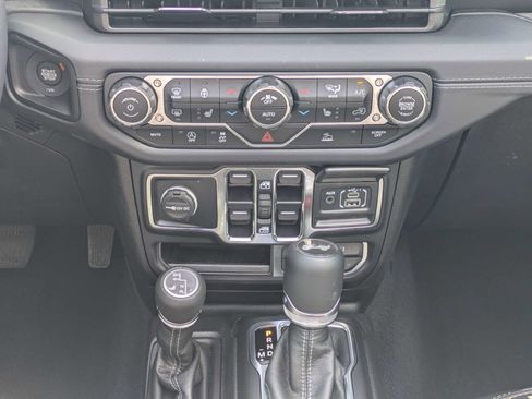 Used 2024 Jeep Wrangler Unlimited Sahara w/ Technology Group AWD/4WD image 17