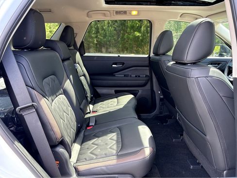 New 2026 Nissan Pathfinder Platinum image 14