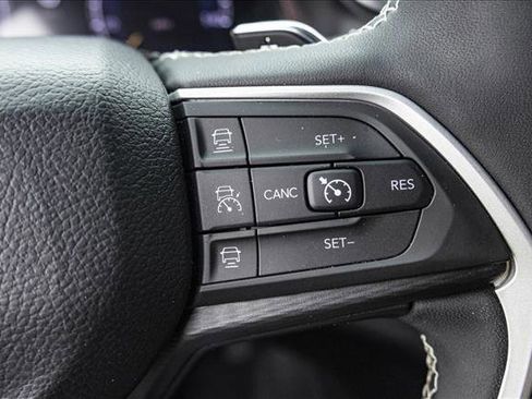 Used 2023 Jeep Grand Cherokee Altitude image 16