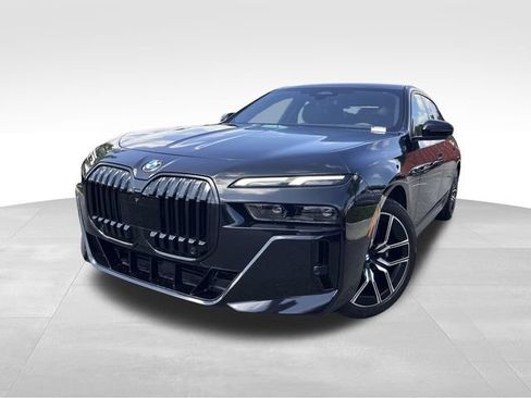 Used 2023 BMW 740i w/ Parking Assistance Package RWD image 9