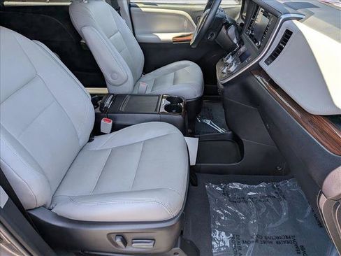 Used 2020 Toyota Sienna Limited w/ Carpet Mat Package FWD image 22