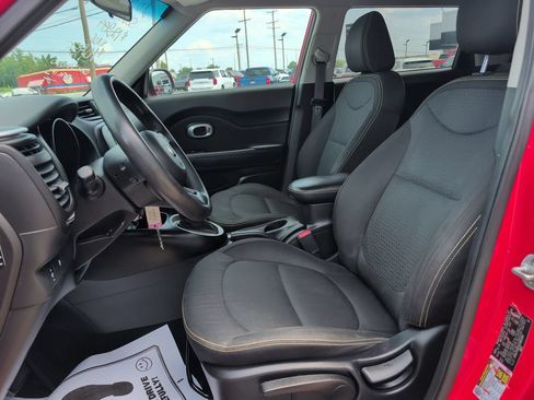 Used 2016 Kia Soul + FWD image 8