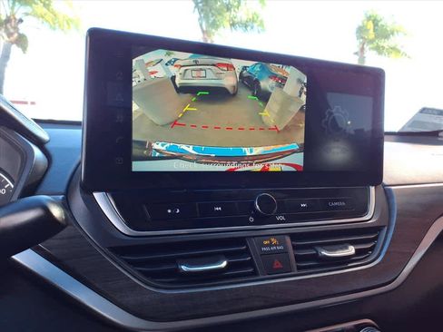 Used 2023 Nissan Altima 2.5 SV w/ SV Premium Package image 12