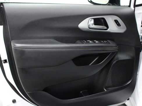 Used 2025 Chrysler Pacifica Limited image 11