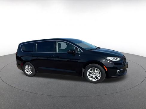 Used 2024 Chrysler Pacifica Touring-L FWD image 2