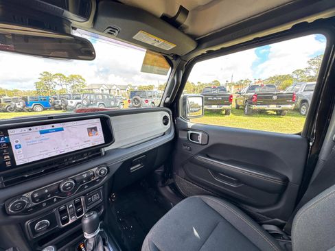 Used 2025 Jeep Wrangler Sahara image 28