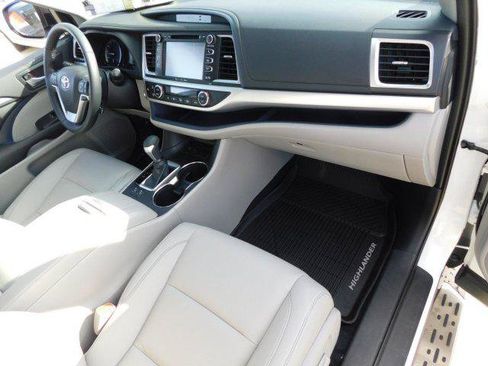 Certified 2019 Toyota Highlander XLE FWD image 26