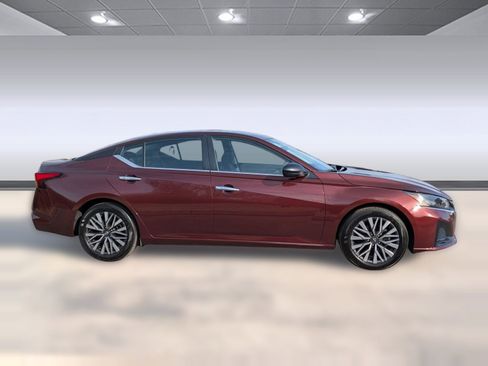 Used 2024 Nissan Altima 2.5 SV image 8