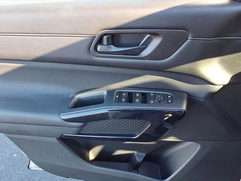 Used 2025 Nissan Pathfinder SV image 10