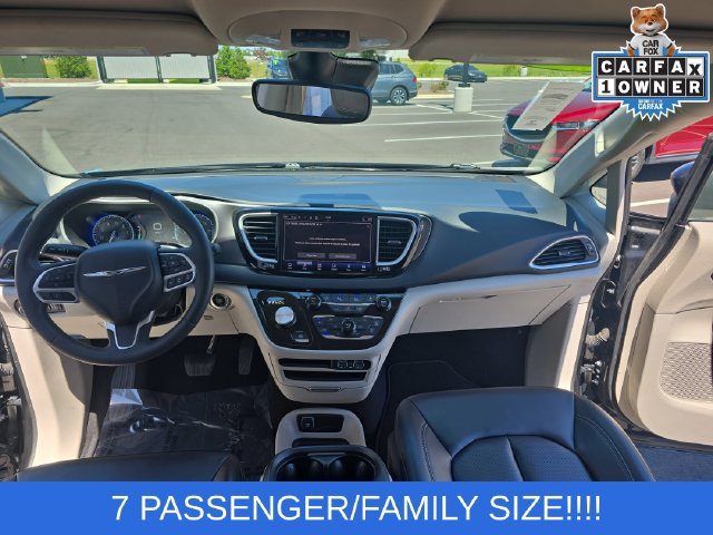 Used 2023 Chrysler Pacifica Touring-L FWD image 13