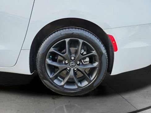 Used 2025 Chrysler Pacifica Limited image 28