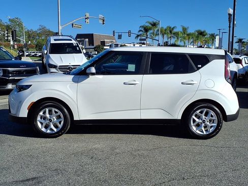 Certified 2025 Kia Soul LX w/ LX Technology Package FWD image 3