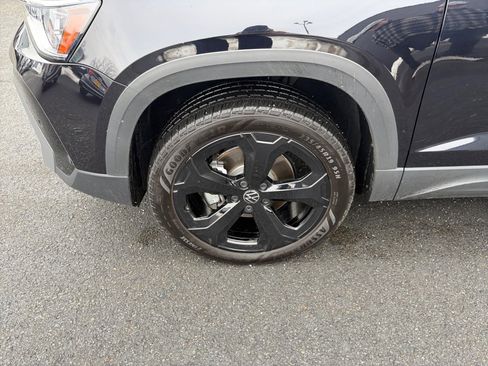 Used 2025 Volkswagen Taos SE image 27