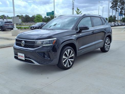 Used 2022 Volkswagen Taos SE FWD image 3
