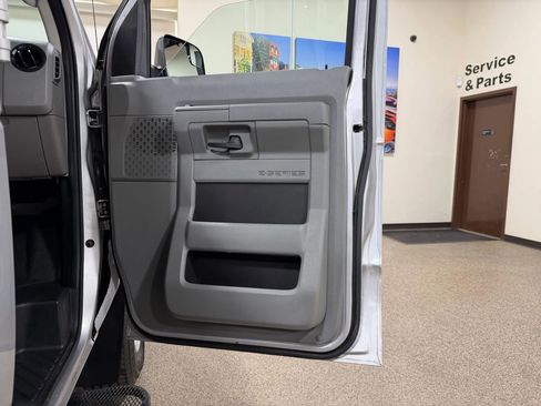 Used 2014 Ford E-250 and Econoline 250 Extended w/ Power Group image 31