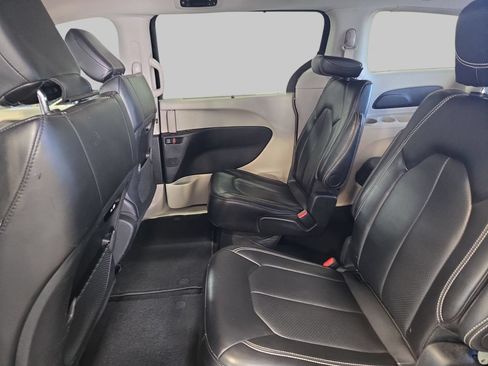 Used 2024 Chrysler Pacifica Touring-L FWD image 18