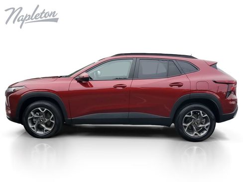 Used 2025 Chevrolet Trax LT FWD image 2