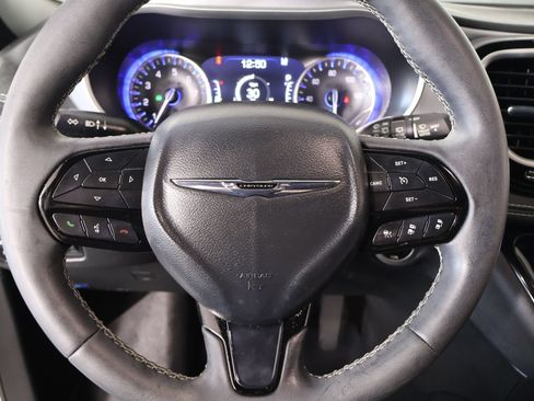 Used 2024 Chrysler Pacifica Touring-L w/ Uconnect Theater Family Group FWD image 3
