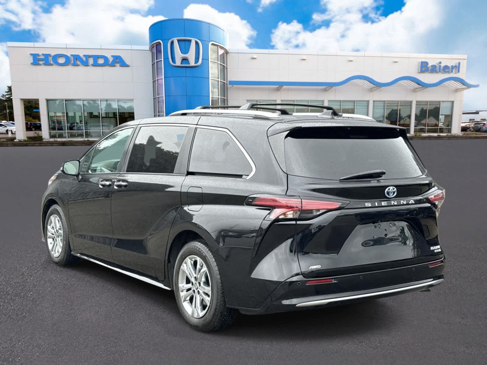Used 2022 Toyota Sienna Platinum AWD/4WD image 3