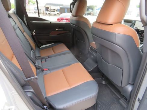 Used 2026 Lexus GX 550 w/ Accessory Package (2T) AWD/4WD image 16