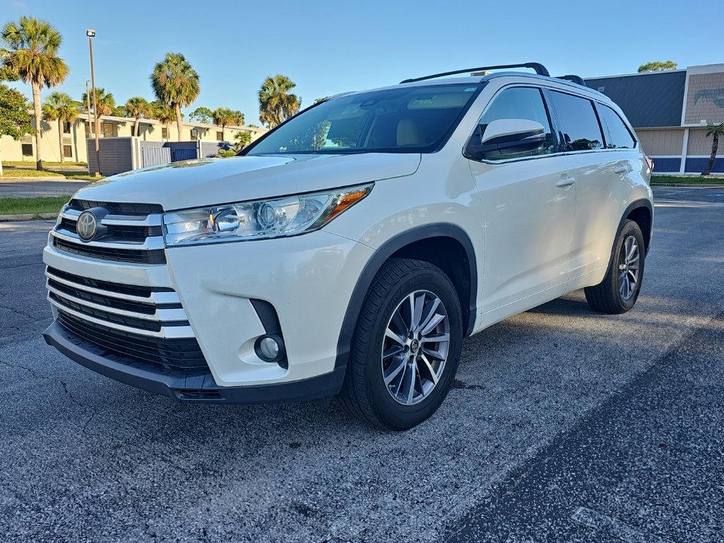 Used 2017 Toyota Highlander XLE FWD image 1