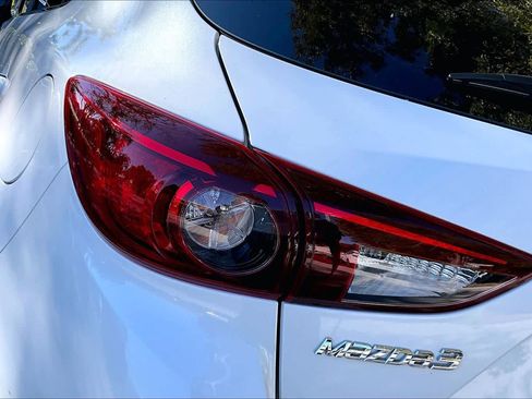 Used 2018 MAZDA MAZDA3 Touring image 29