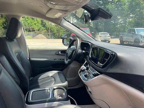 Used 2024 Chrysler Pacifica Touring-L FWD image 44