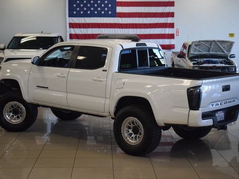 Used 2017 Toyota Tacoma SR5 RWD image 25