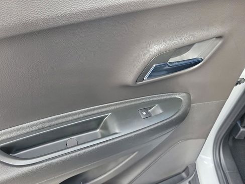 Used 2018 Chevrolet Trax LT w/ LT Convenience Package image 24