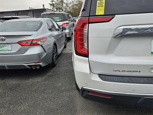 Used 2022 GMC Yukon SLT w/ SLT Premium Package image 14