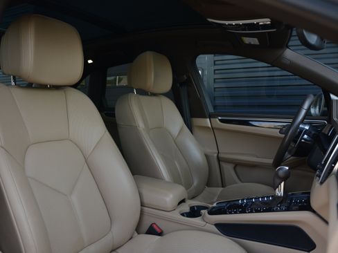 Certified 2018 Porsche Macan AWD/4WD image 26