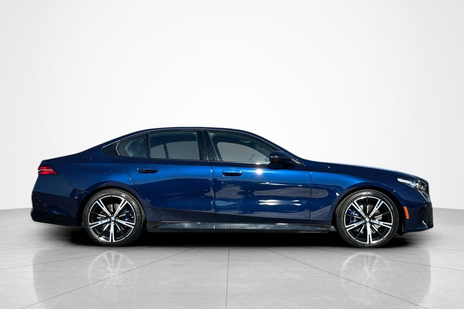 Used 2025 BMW 530i xDrive w/ M Sport Package AWD/4WD image 6