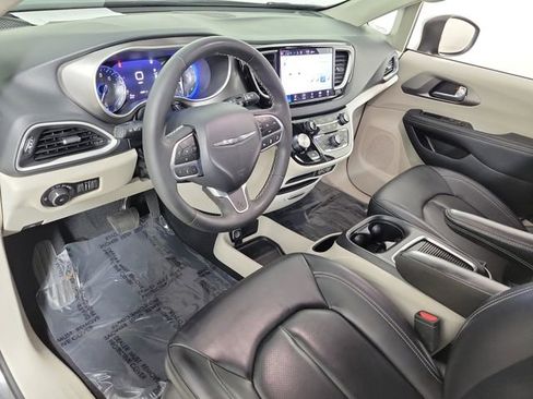 Used 2023 Chrysler Pacifica Touring-L FWD image 18