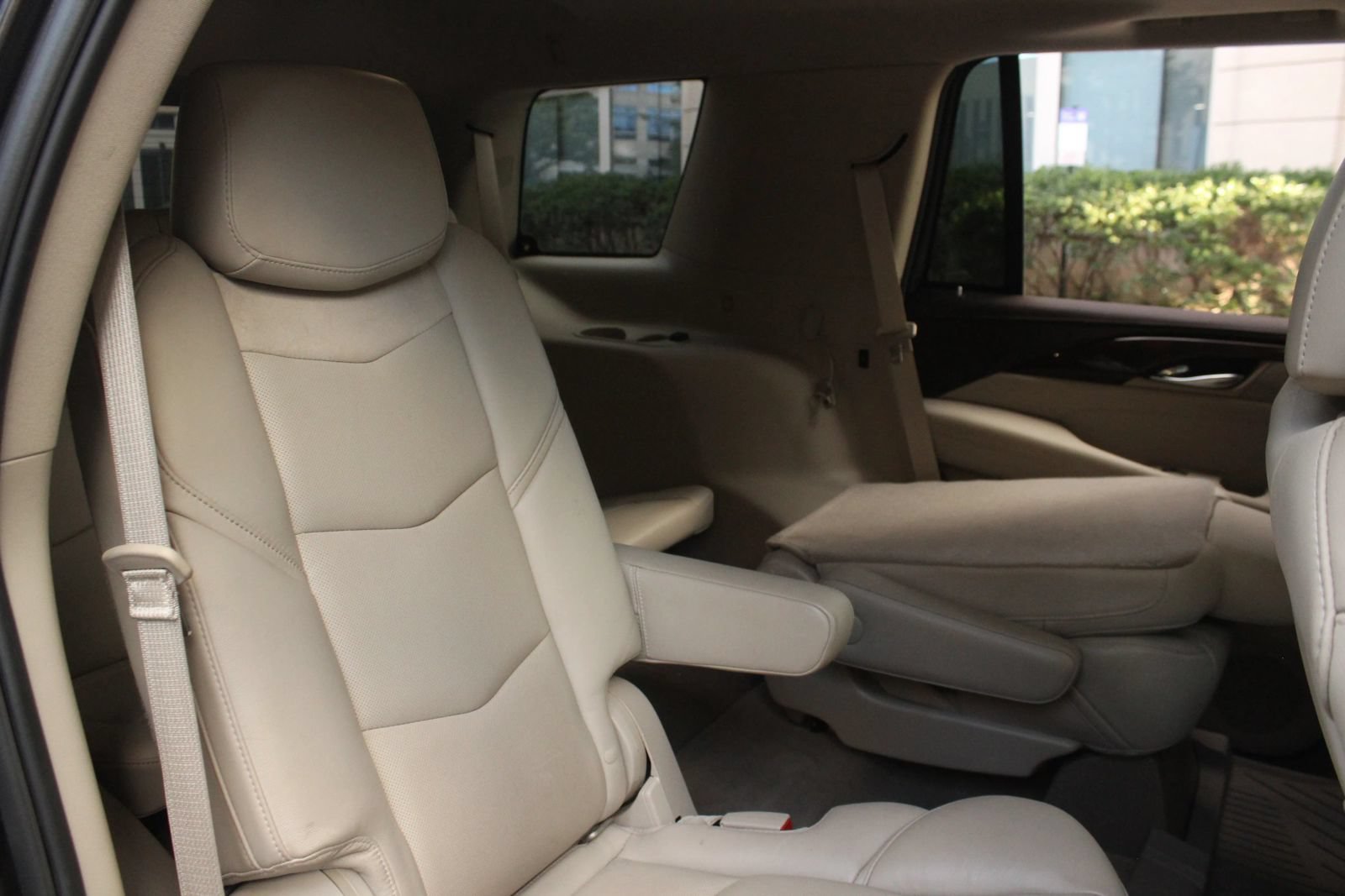 Used 2016 Cadillac Escalade Luxury AWD/4WD image 23