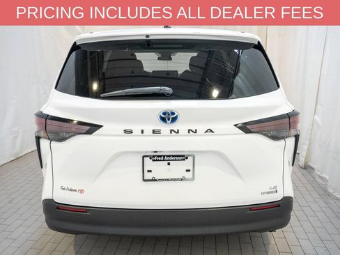 Used 2024 Toyota Sienna LE FWD image 4