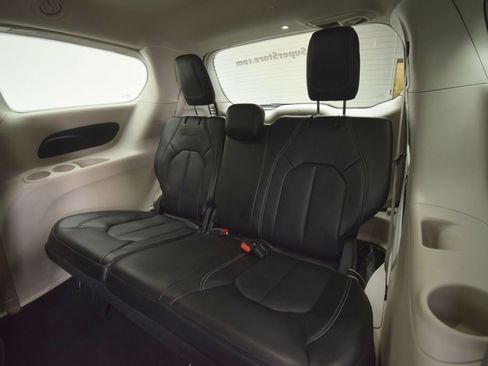 Used 2024 Chrysler Pacifica Touring-L image 16