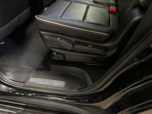 Used 2024 GMC Yukon SLT image 24