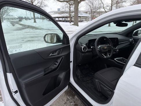 Used 2025 Chevrolet Equinox LT image 36