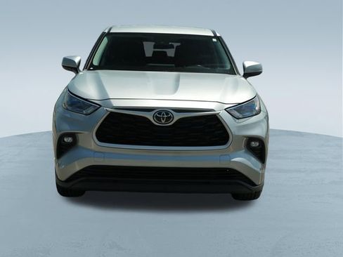 Used 2023 Toyota Highlander LE FWD image 2