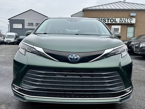 Used 2022 Toyota Sienna XLE image 2