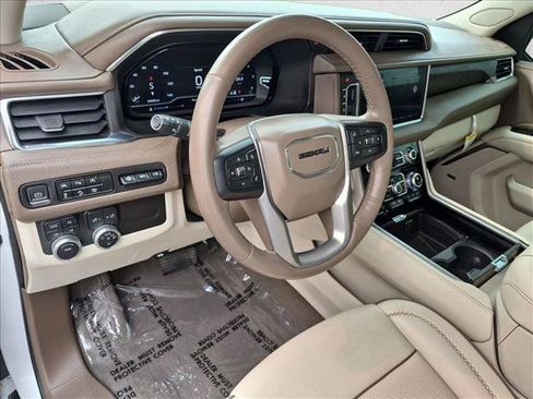 Used 2023 GMC Yukon XL Denali AWD/4WD image 10