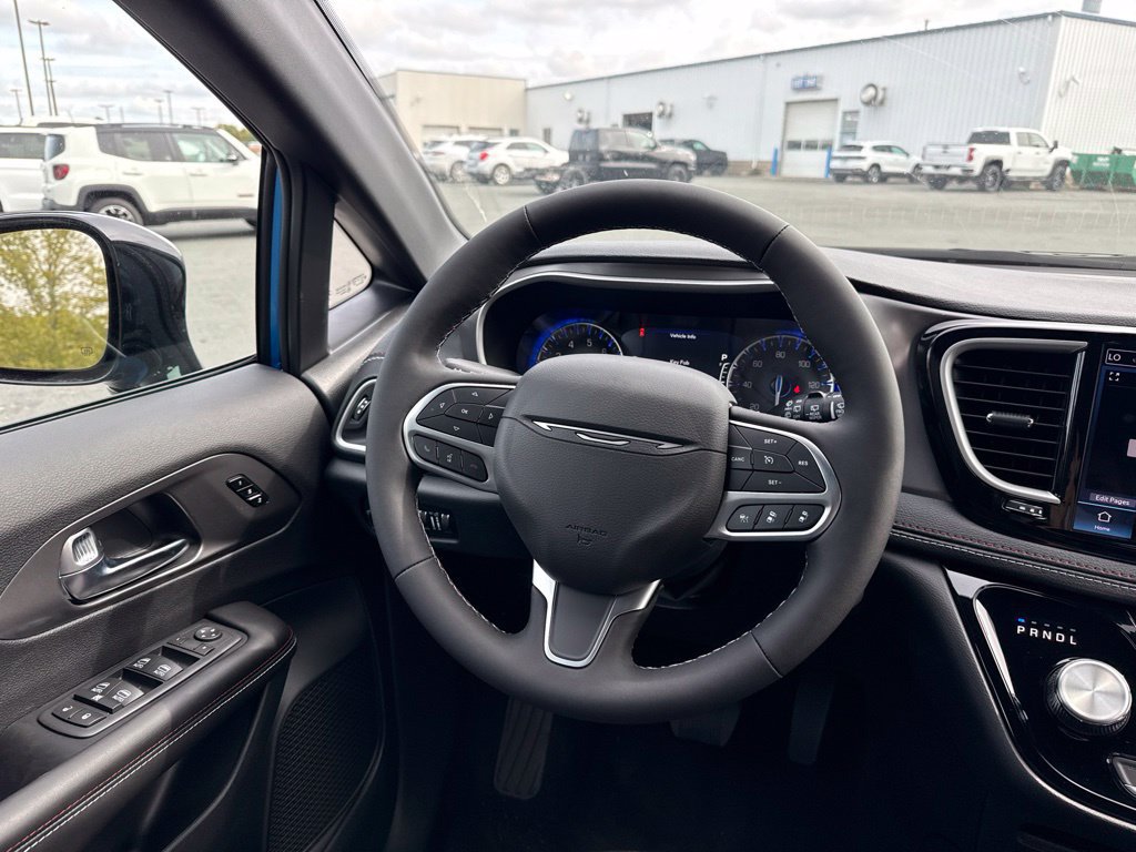 New 2027 Chrysler Pacifica Select AWD/4WD image 14