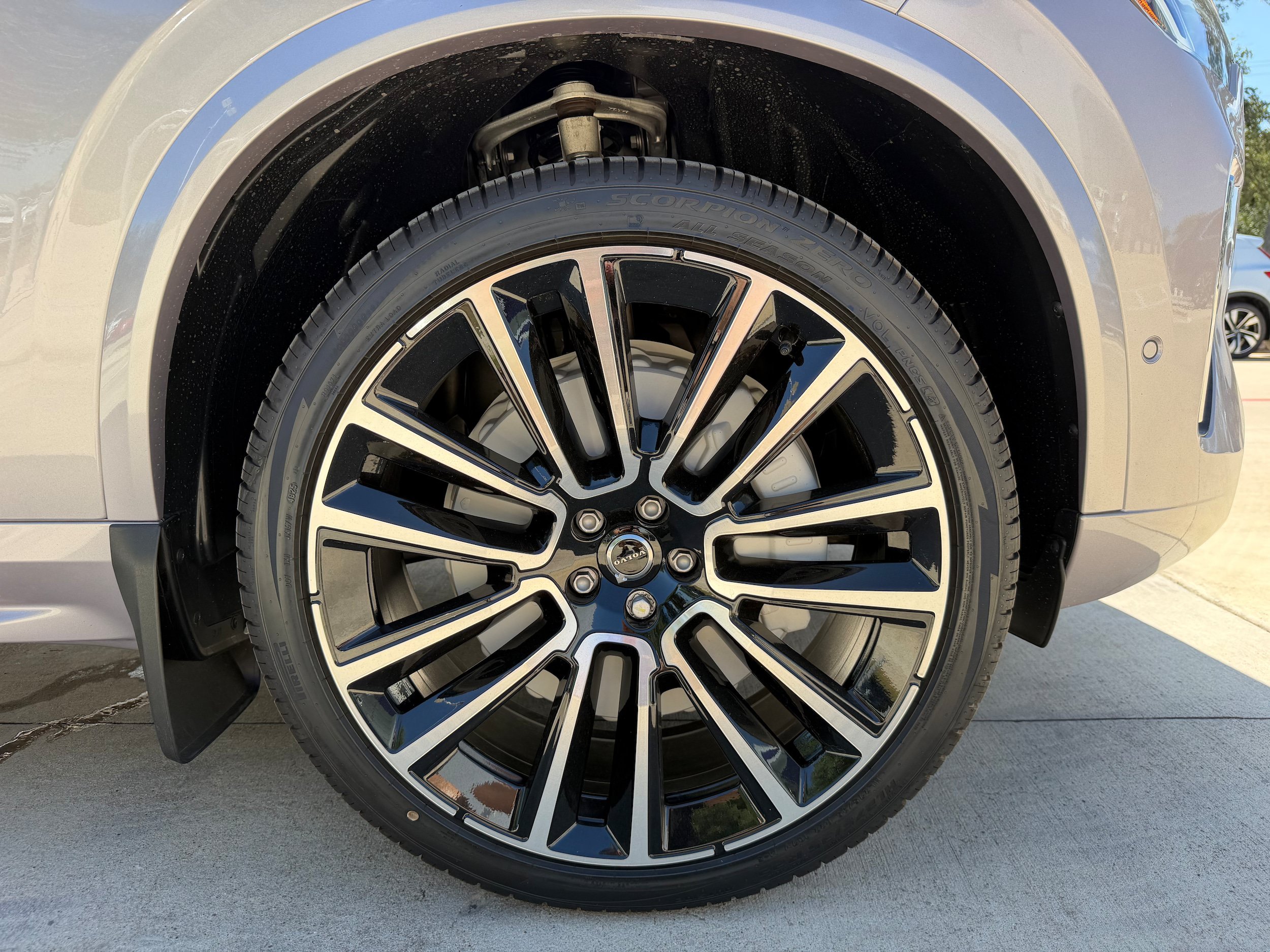 New 2026 Volvo XC90 B6 Plus w/ Protection Package Premier AWD/4WD image 7