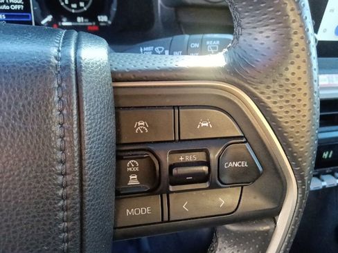 Used 2025 Toyota 4Runner TRD Off-Road image 18