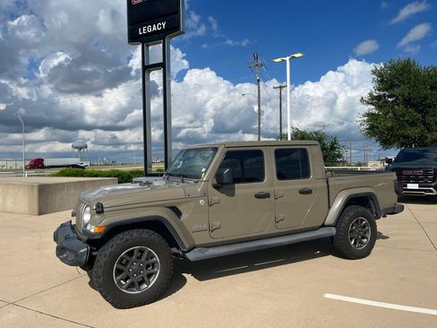 Used 2020 Jeep Gladiator Overland w/ Popular Equipment Package AWD/4WD image 1