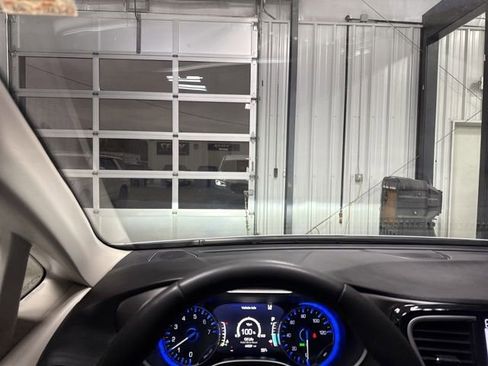 Used 2024 Chrysler Pacifica Touring-L image 9