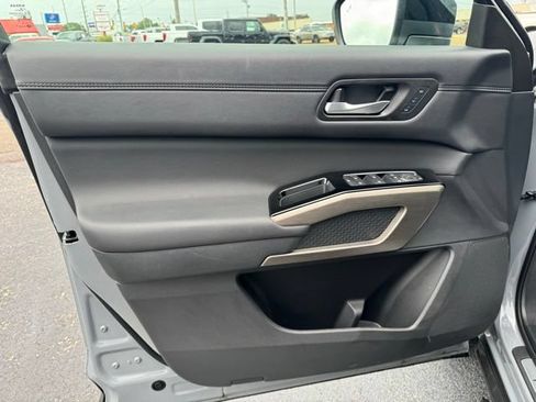 Used 2025 Nissan Pathfinder Platinum FWD image 20