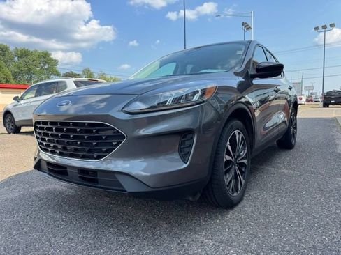 Used 2022 Ford Escape SE w/ SE Sport Appearance Package AWD/4WD image 3